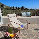 Margot - Authentic Seaview Countryside &